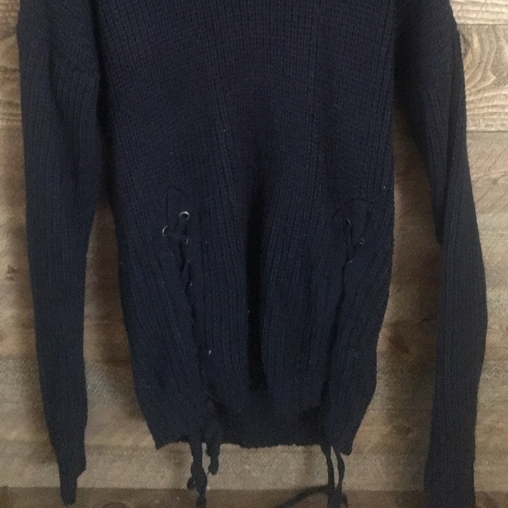 Sweater with ties